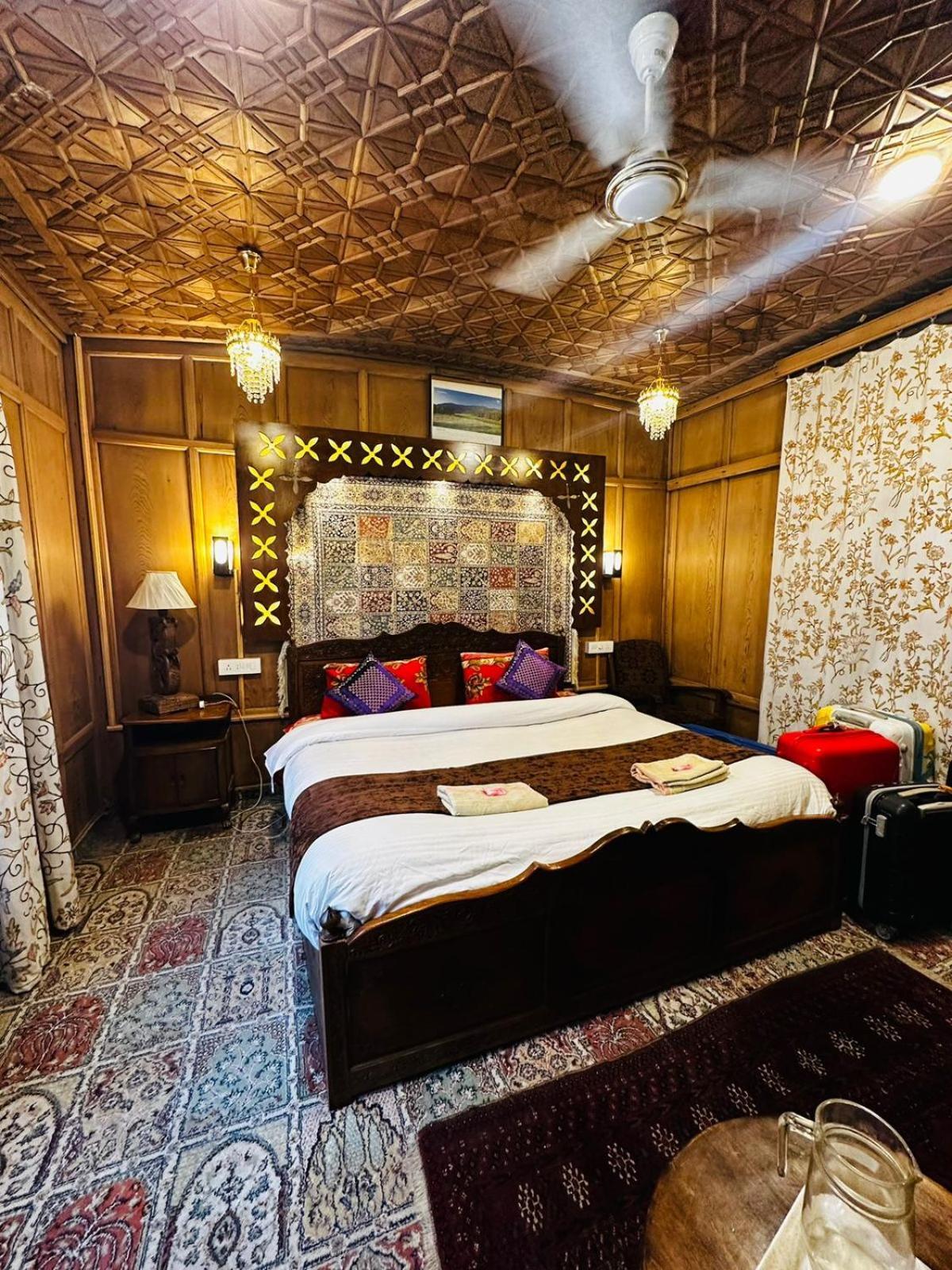 Hotel Floating Luxury Group Of Houseboats à Srīnagar Extérieur photo