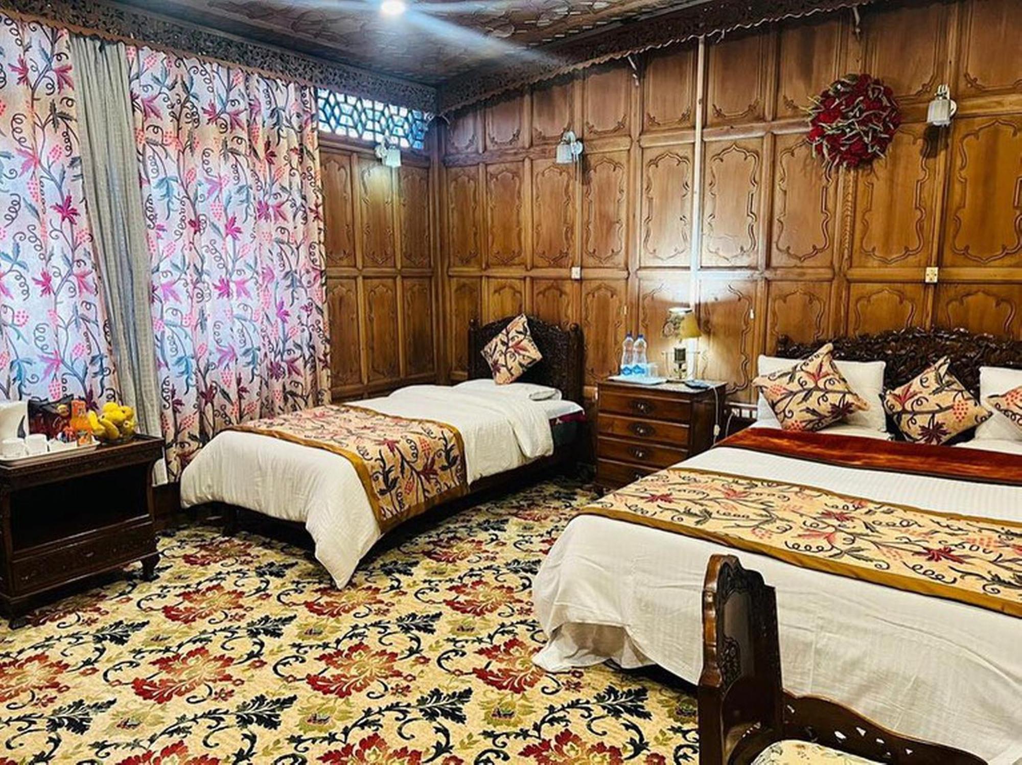 Hotel Floating Luxury Group Of Houseboats à Srīnagar Extérieur photo