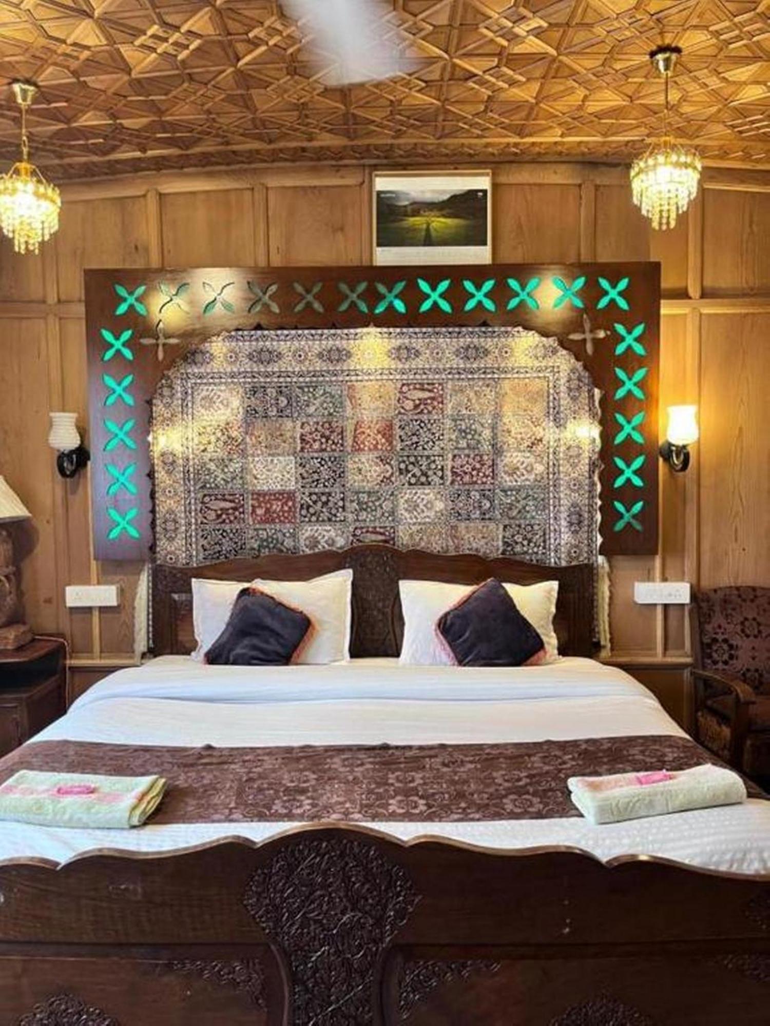 Hotel Floating Luxury Group Of Houseboats à Srīnagar Extérieur photo