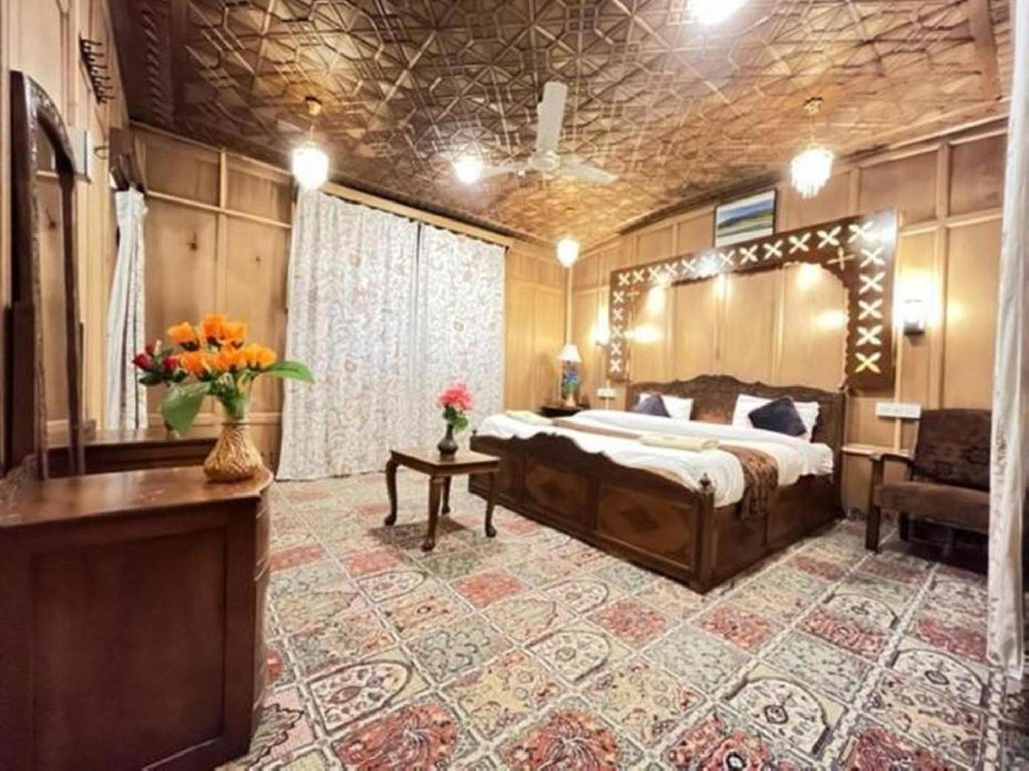 Hotel Floating Luxury Group Of Houseboats à Srīnagar Extérieur photo