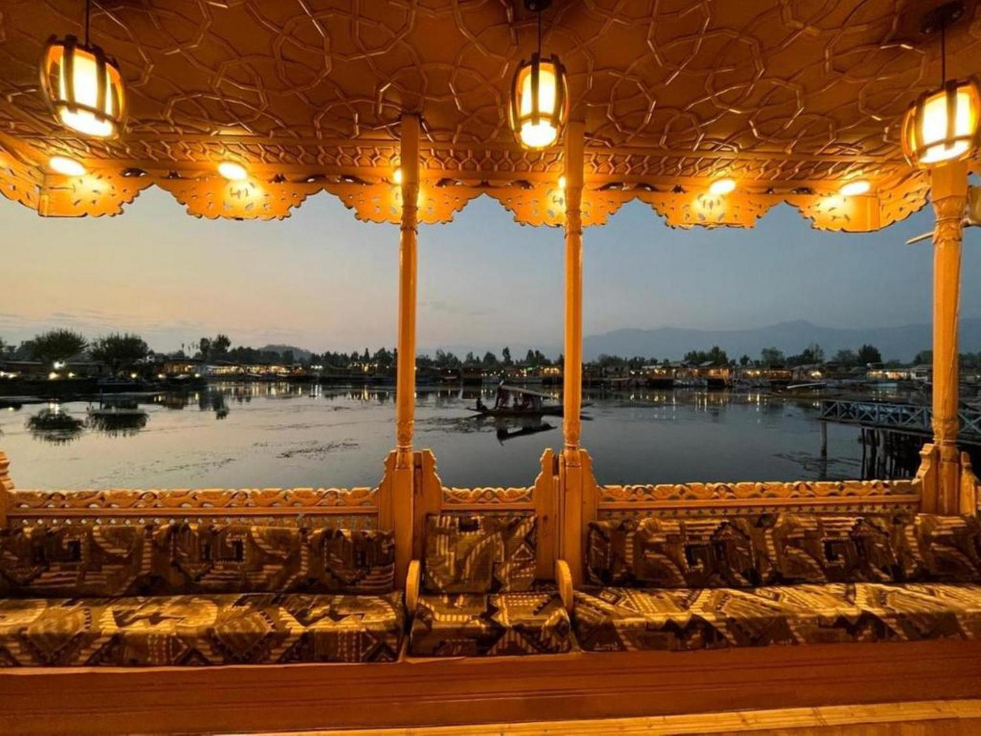 Hotel Floating Luxury Group Of Houseboats à Srīnagar Extérieur photo